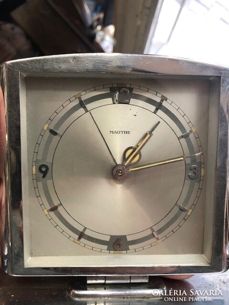 Mauthe art deco table clock, in good condition, 18 x 16 cm.