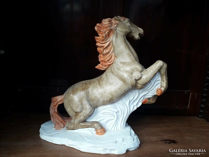 45 cm. Ágaskodó ló szobor.