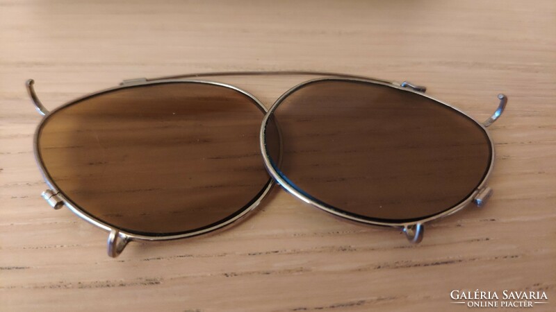Az 1940-es évekből clip-on napszemüveg