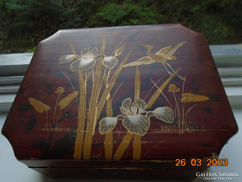 Kézzel festett japán mahagóni  doboz aranykontúrozott vízililiommal,darúval,virágos lakk belsővel