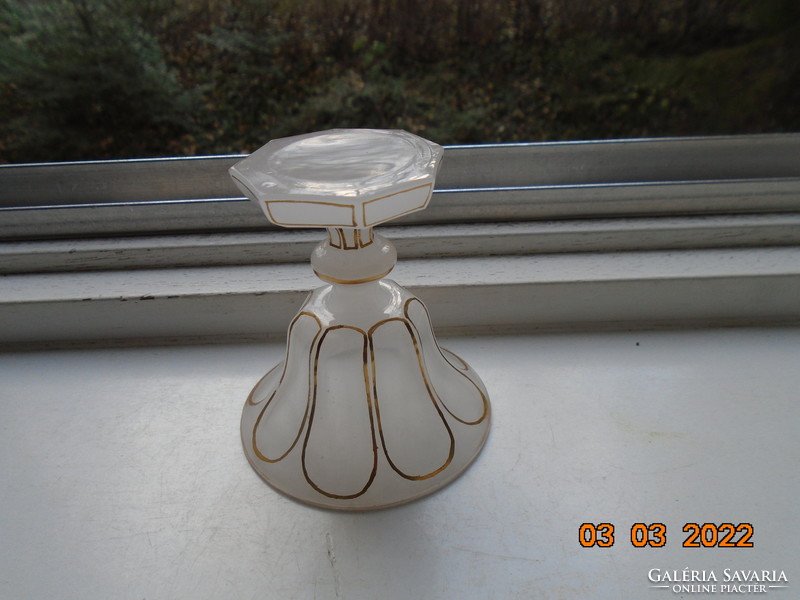 BIEDERMEIER 8 szögletes talpas opál üveg gyertyatartó kézi arany festéssel