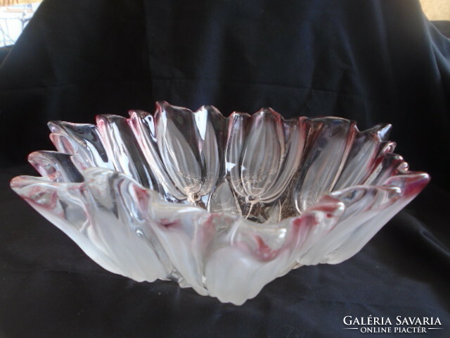 Offering a huge crystal with a tulip pattern, the most beautiful piece is 30 x 11.5 cm approx. 4-5 liters (laliqu