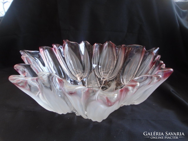 Offering a huge crystal with a tulip pattern, the most beautiful piece is 30 x 11.5 cm approx. 4-5 liters (laliqu