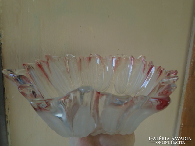 Offering a huge crystal with a tulip pattern, the most beautiful piece is 30 x 11.5 cm approx. 4-5 liters (laliqu