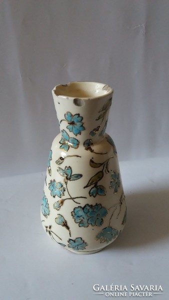 Schütz Cilli: váza kék virágos dekorral, 12 cm