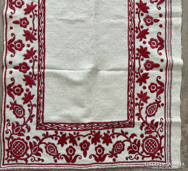 Beautiful tablecloth or wall protector embroidered on hand-woven linen 130x60cm