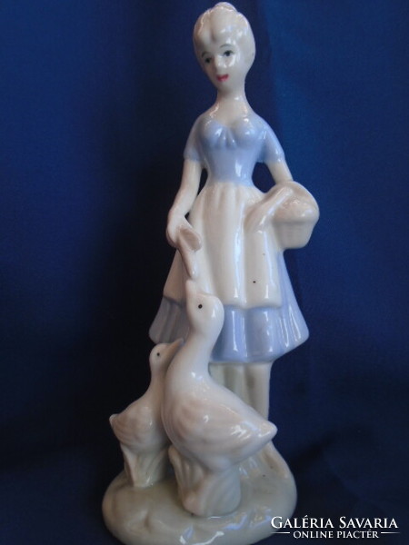 Spanyol Lladro stilusú spanyol porcelán hölgy libákat etet 22 x 8 cm magas hibátlan vitrin darab