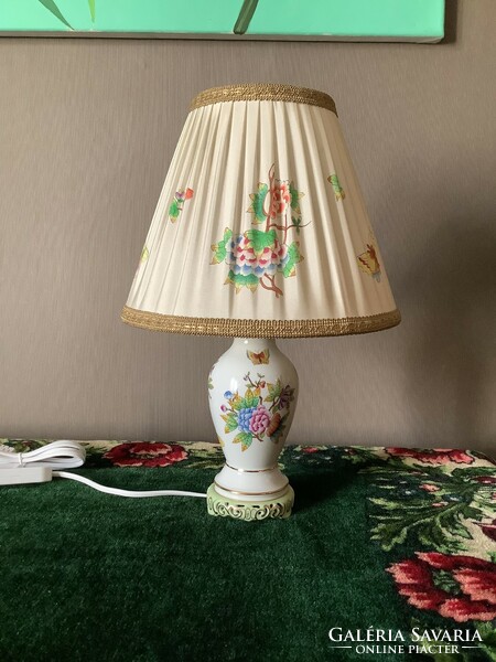Herendi porcelán viktória (VBO) lámpa eladó ernyővel