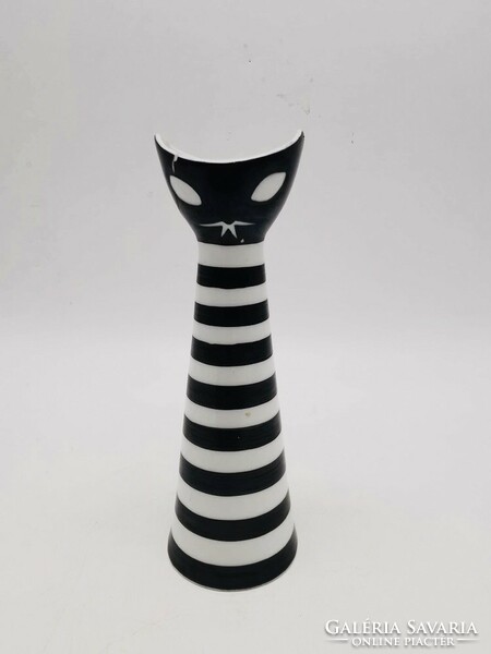 Zsolnay's vase cat is damaged