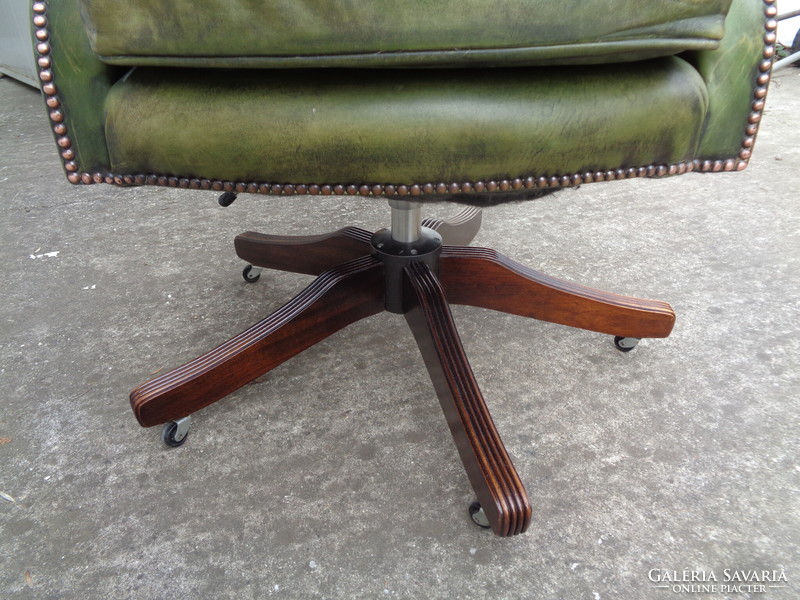 Chesterfield swivel chair