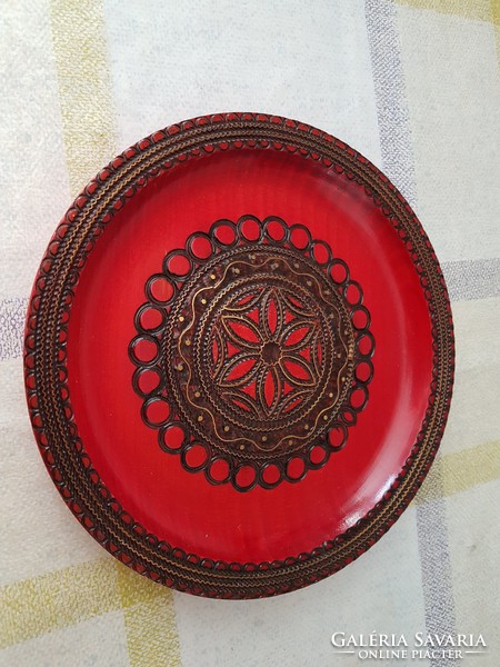 Antik, rézzel díszített, égetett mintával díszített fali tányérok - 18 cm átm.
