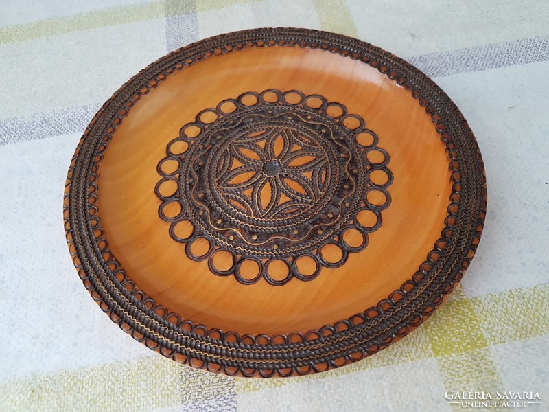 Antique wall plates decorated with copper, decorated with a burnt pattern - 18 cm dia.