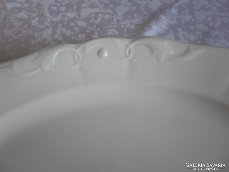 Cake bowl with a retro patterned handle