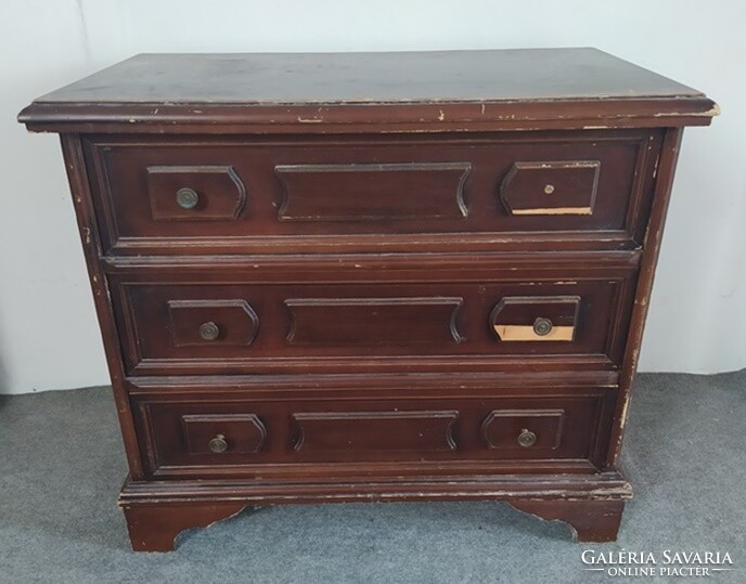 Old chest of drawers with 3 drawers