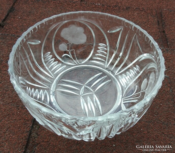 Polished flower-patterned crystal centerpiece - serving bowl