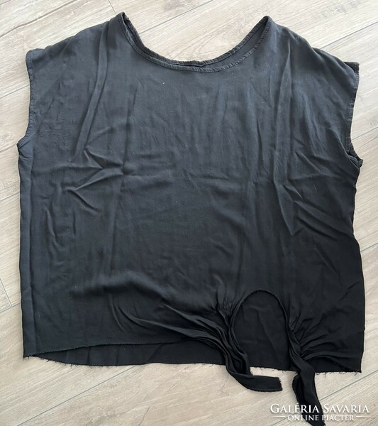 Black cotton canvas top with dropped shoulders