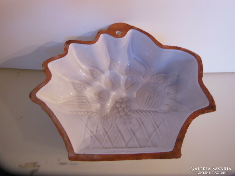 Baking dish - 21 x 18 x 7 cm - can be hung on the wall - ceramic - German - perfect