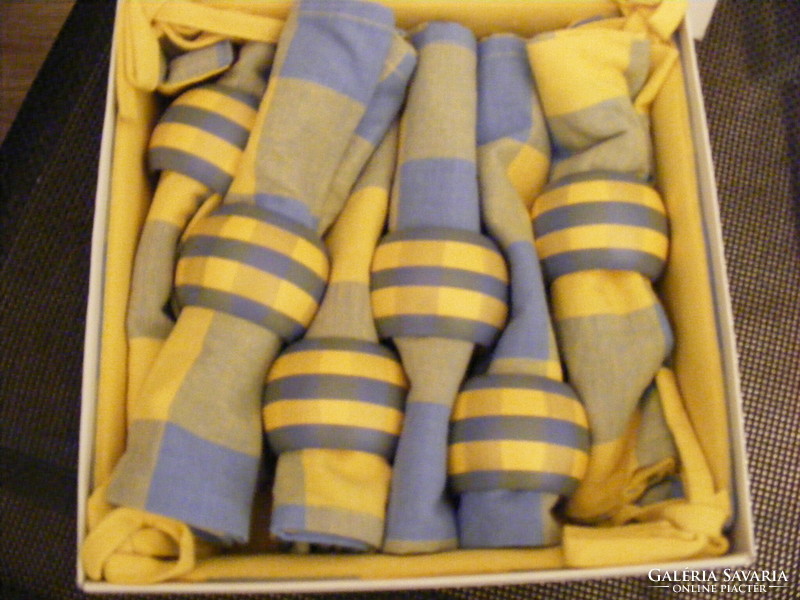 QUELLE sárga-kék szalvétagyűrű-szalvéta garnitúra,dekoráció, fából-vászonból Új.