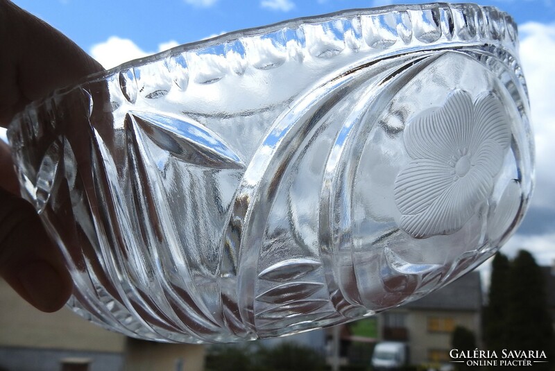 Polished flower-patterned crystal centerpiece - serving bowl