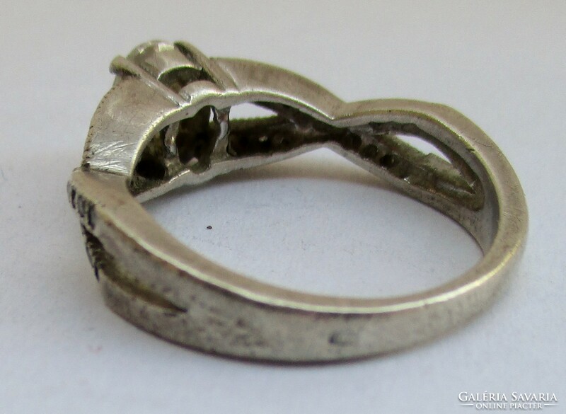 Gyönyörű fehér köves ezüstgyűrű