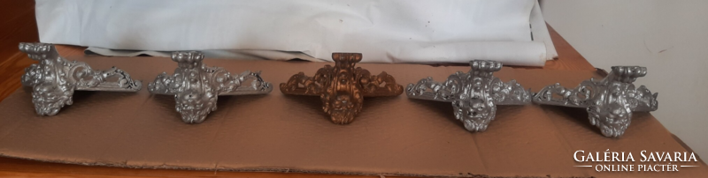 Oroszlán fejes díszek