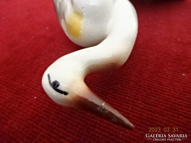 Román porcelán figura, kézzel festett gólya, magassága 13,5 cm. Jókai.