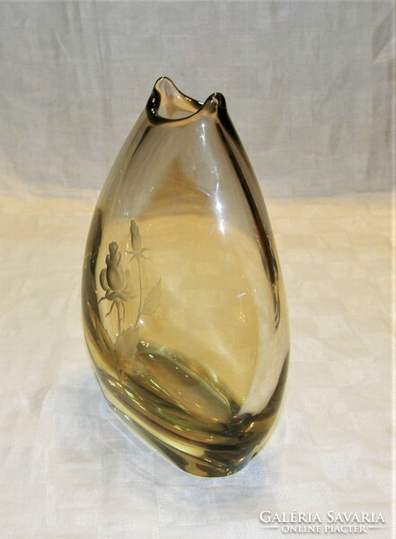 Cseh üveg váza - Maratott rózsa díszitéssel