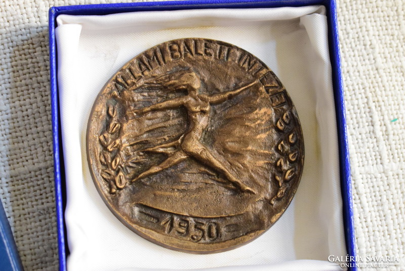 Bronz plakett Állami Balettintézet 1950 díszdobozban 8 x 0,5 cm