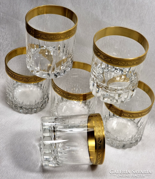 The 6-piece whiskey crystal set is probably the work of the French manufactory kk zwiesel..