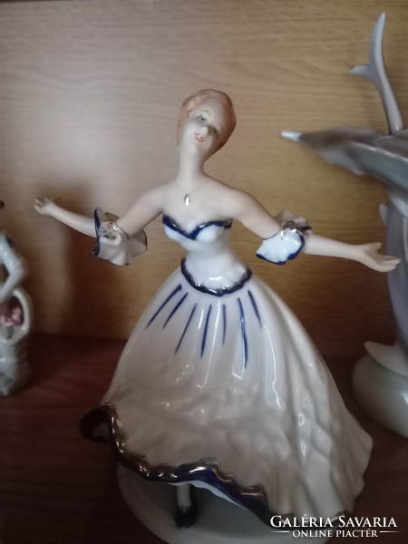 Roman porcelán figurák többféle