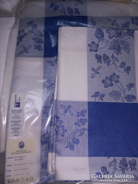 Kek white tablecloth with 4 large napkins