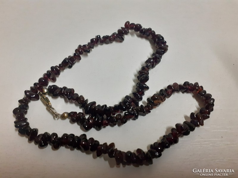 Beautiful condition garnet stone necklace with safety switch