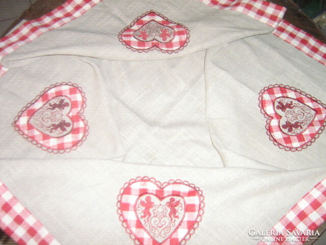 Gyönyörű bajor stílusú piros fehér kockás szív rátét mintás puttó angyalos terítő garnitúra
