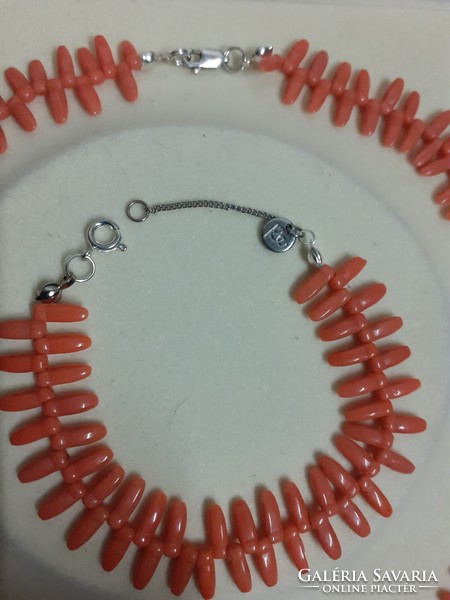 Rretro beautiful red coral color necklace with matching bracelet bracelet with secure switch