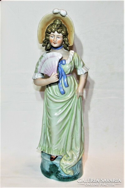 Kalapos hölgy legyezővel - Német porcelán - 37 cm