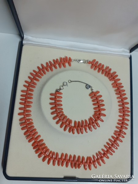 Rretro beautiful red coral color necklace with matching bracelet bracelet with secure switch