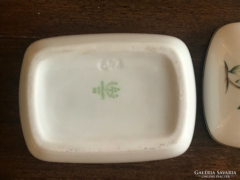 Hóllóhaza porcelain bonbonier / box with lid. In undamaged condition. Size: 10x8 cm