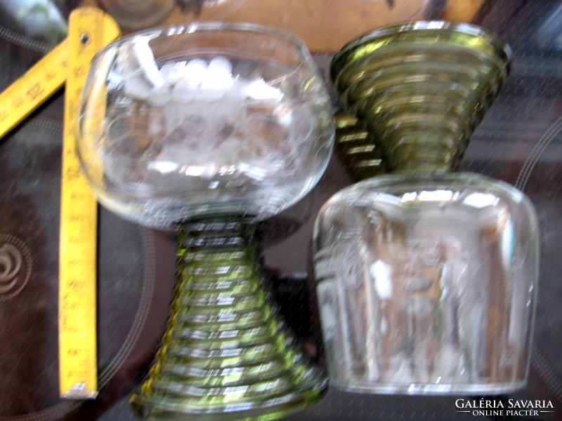 2 db sárgás zöld talpú 15 cm magas Römer pohár