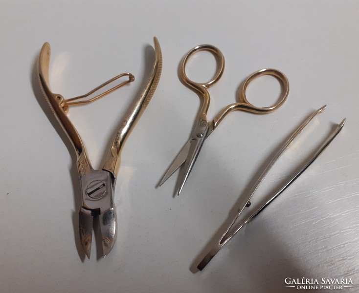 Nail clippers, eyebrow clippers and small scissors are sold together in a good condition marked solingen
