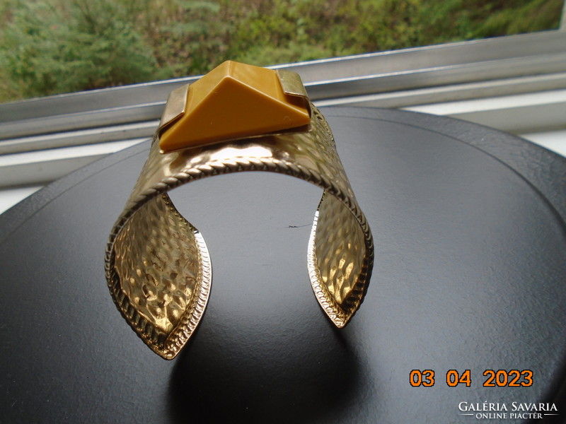 Látványos kalapált aranyszínű mandzsetta karkötő sárga fazettált kővel fonott mintás peremmel