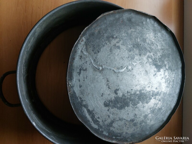 Antique pewter cake pan with handle