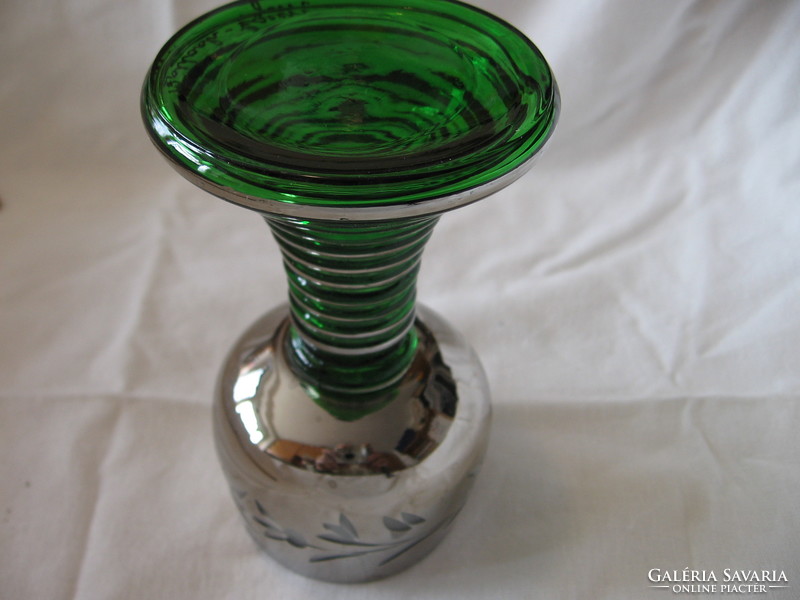 Römer glass covered with gold with a green base