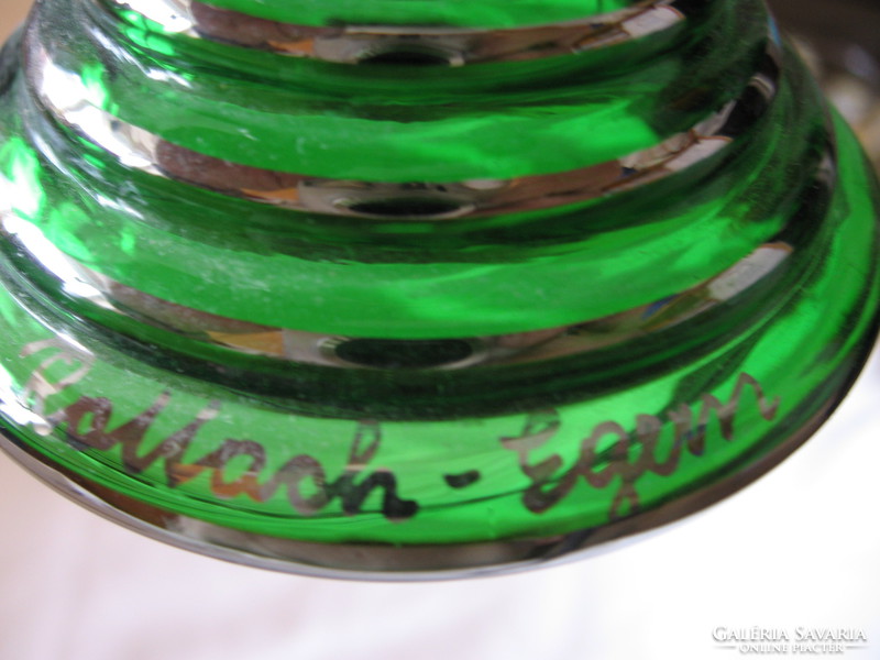 Arannyal borított Römer pohár zöld talppal