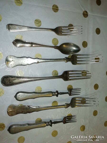 7 pieces of antique cutlery are in the condition shown in the pictures