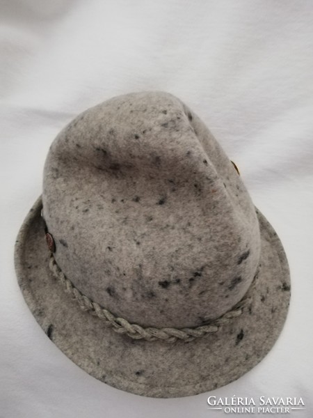 Hunting hat with badges