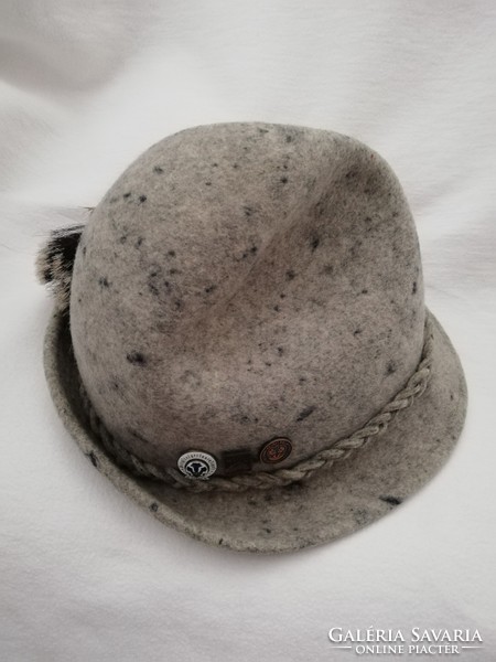 Hunting hat with badges