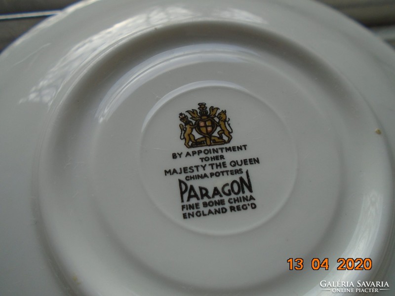 Paragon, spectacular wild rose ribbed porcelain plate, offered by the Queen of England
