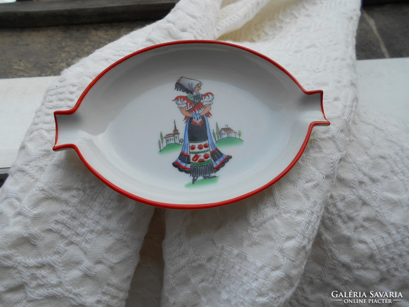 Herendi tálka - Matyó kézzel festett népviseletes menyecske   11 cm X 7.5 cm