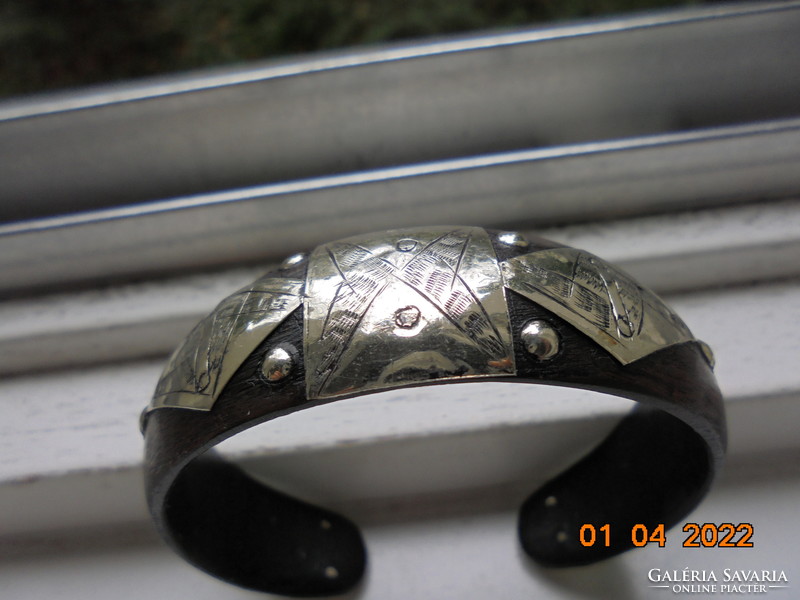 Kézzel hajlított széles fa mandzsetta karkötő szegecselt gravírozott ezüst lemezekkel díszítve