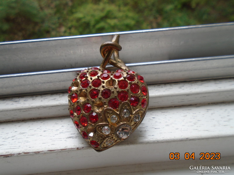 Egyedi, Szobor szerű, dupla falú ,bronz szív medál vörös kövekkel , dombor , köves virág mintával